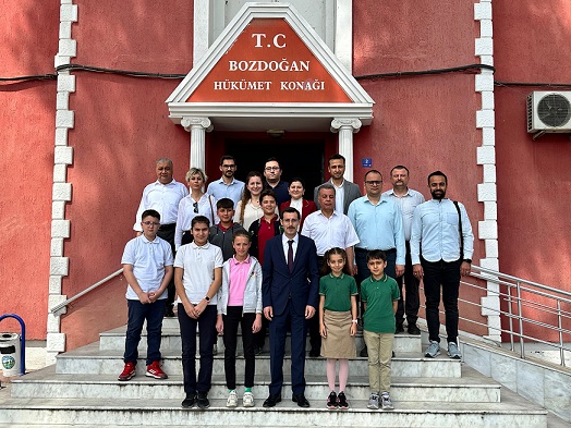 Akıl ve Zeka Oyunları Turnuvasında Dereceye Giren Öğrencilerimizin Kaymakamımızı Sayın Yunus Emre POLAT'ı Ziyareti